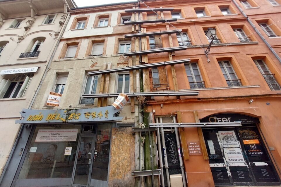 Voici à quoi ressemblaient les façades de la rue d'Austerlitz avant leur destruction : quatre immeubles, dont trois qui menaçaient de s’effondrer, ont disparu du paysage