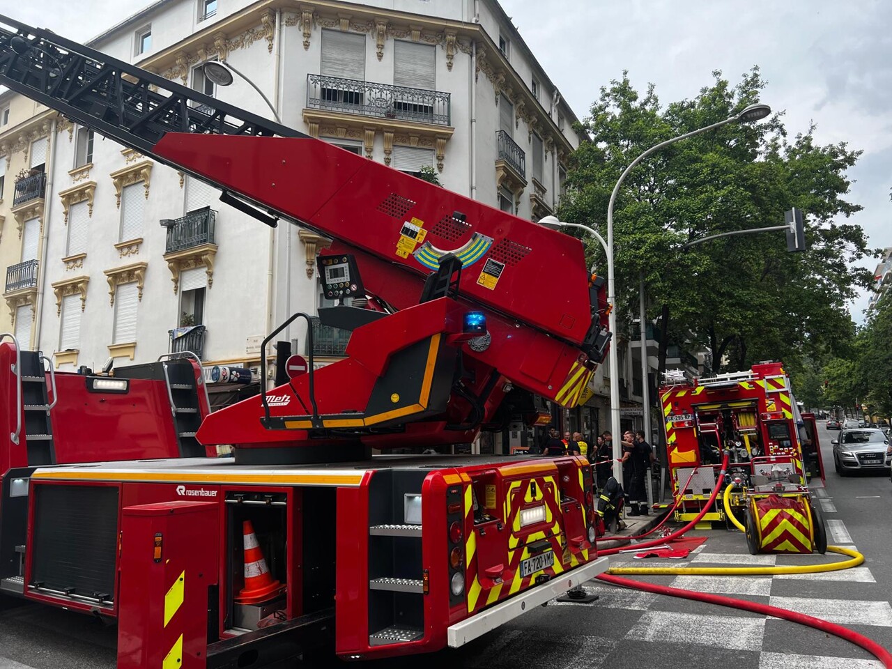 Nice. Un incendie se propage dans une casse automobile, des voitures calcinées