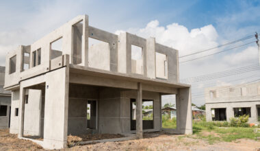 © Shutterstock - Le recul de -39% des ventes de terrain à bâtir est encore plus sévère que pour le marché du logement ancien de -13%.