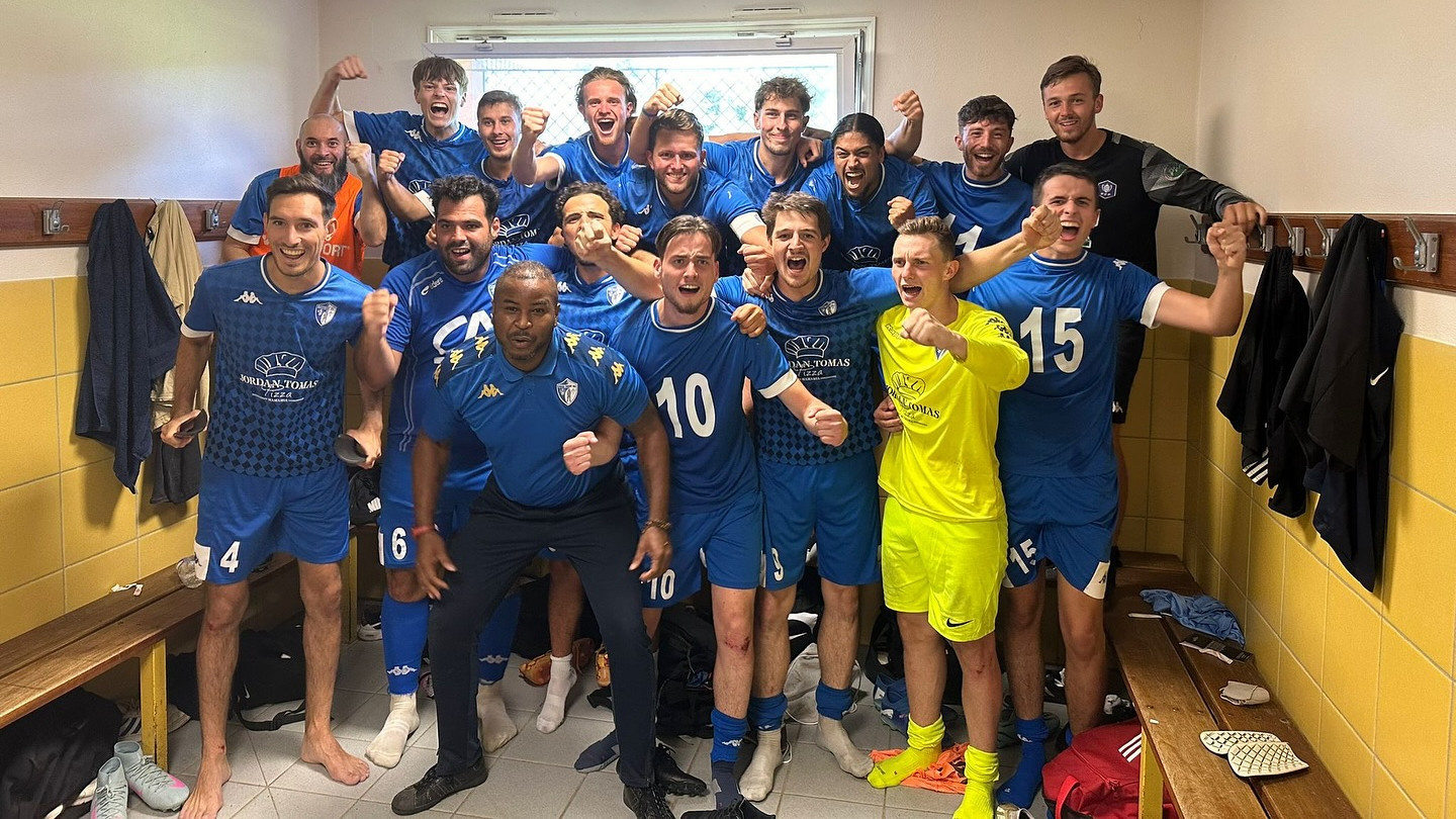 © Facebook FC Chazay-d'Azergues - Les joueurs de Chazay-d'Azergues après leur victoire au 2e tour de la Coupe de France.