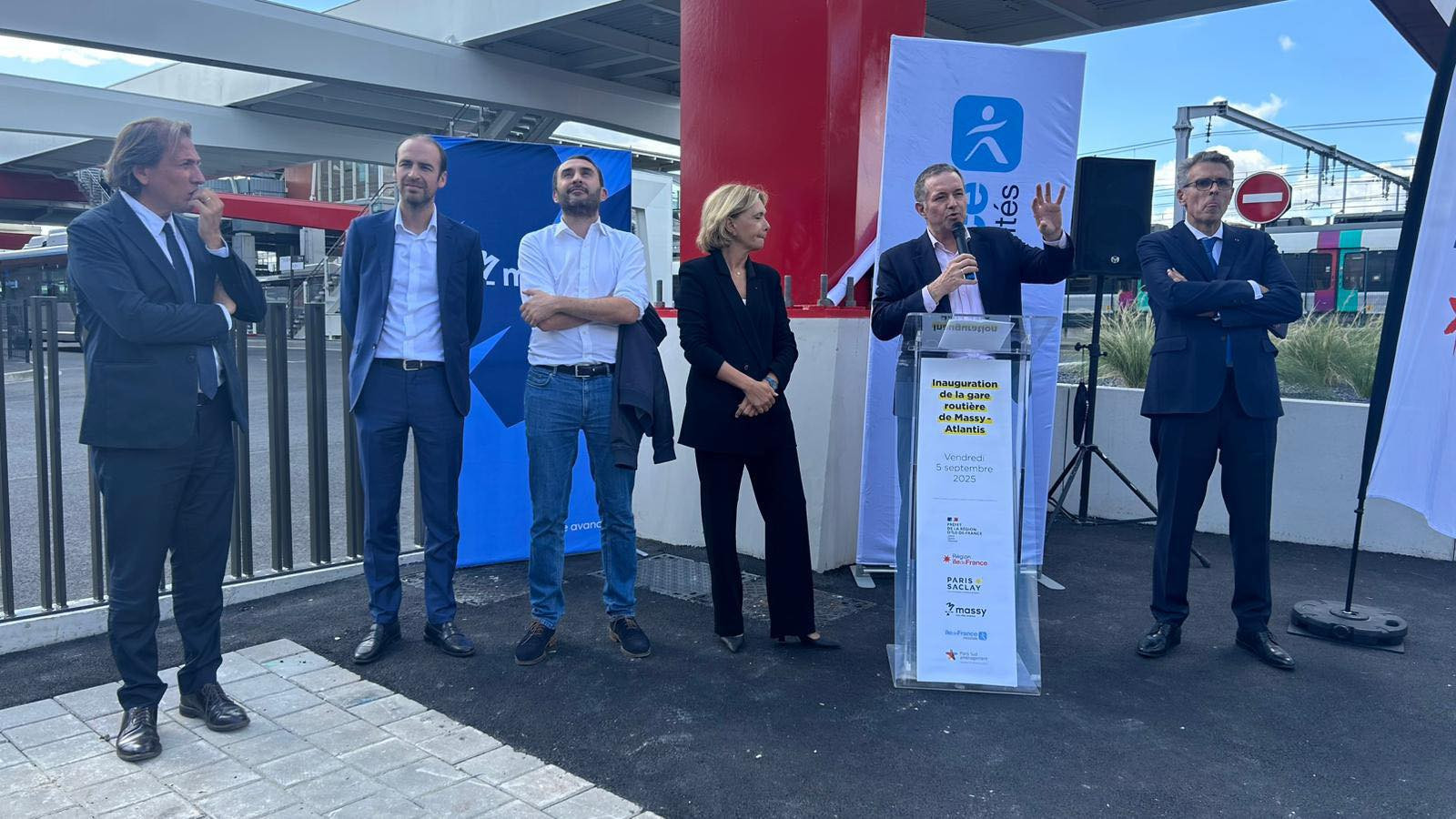 © Nicolas Samsoen - L’inauguration de la Gare routière de Massy-Palaiseau s’est déroulée le 5 septembre dernier en présence de nombreux élus, dont le maire de Massy (micro en main).