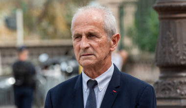 © Shutterstock - L'ancien maire de Toulon, Hubert Falco, appuie finalement la candidature de Michel Bonnus plutôt que de Josée Massi pour les élections municipales de 2026.