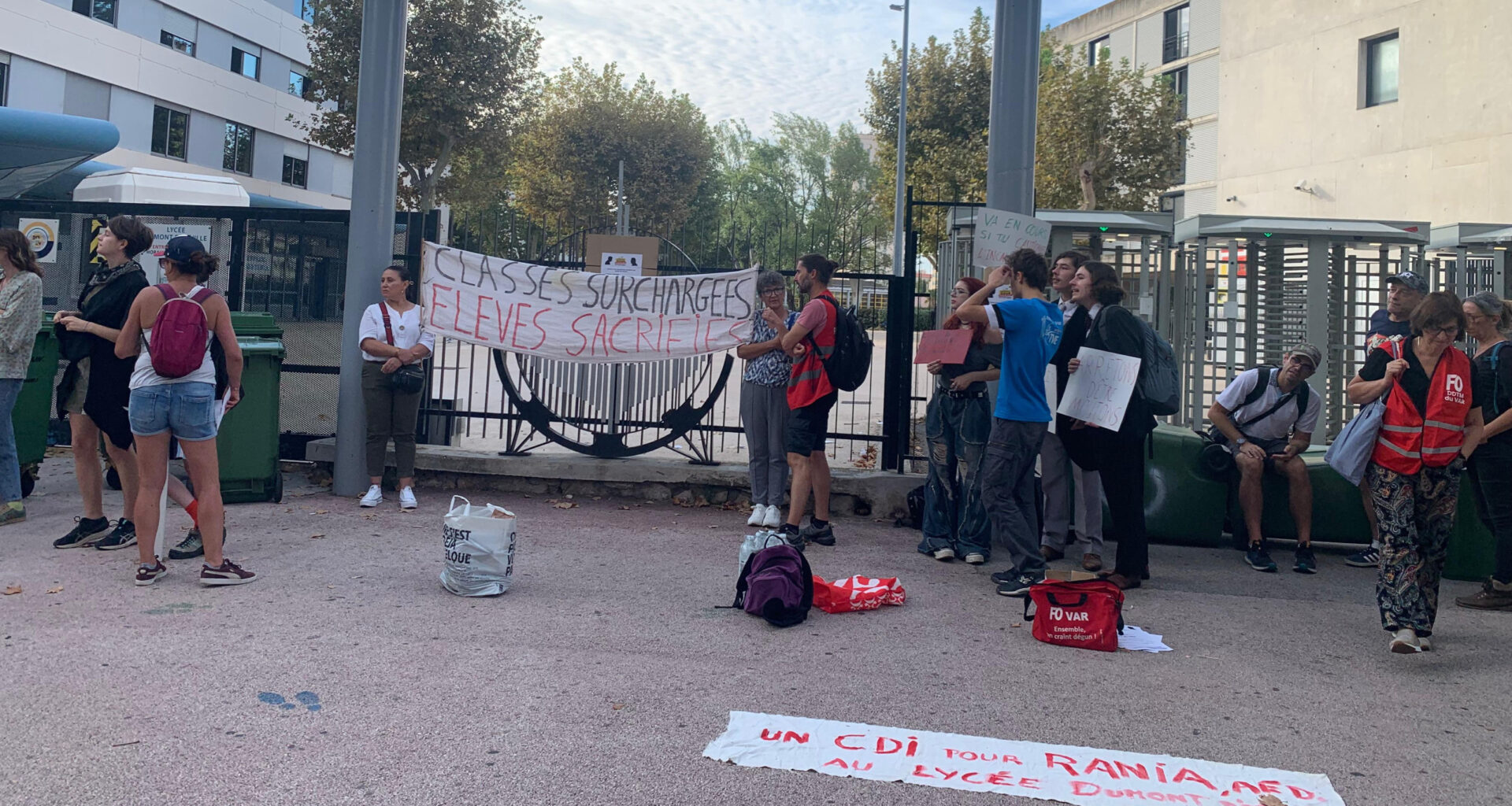 © S.F. - Ce 10 septembre 2025, entre 180 et 200 personnes bloquaient l'entrée du lycée Dumont d'Urville, à Toulon.