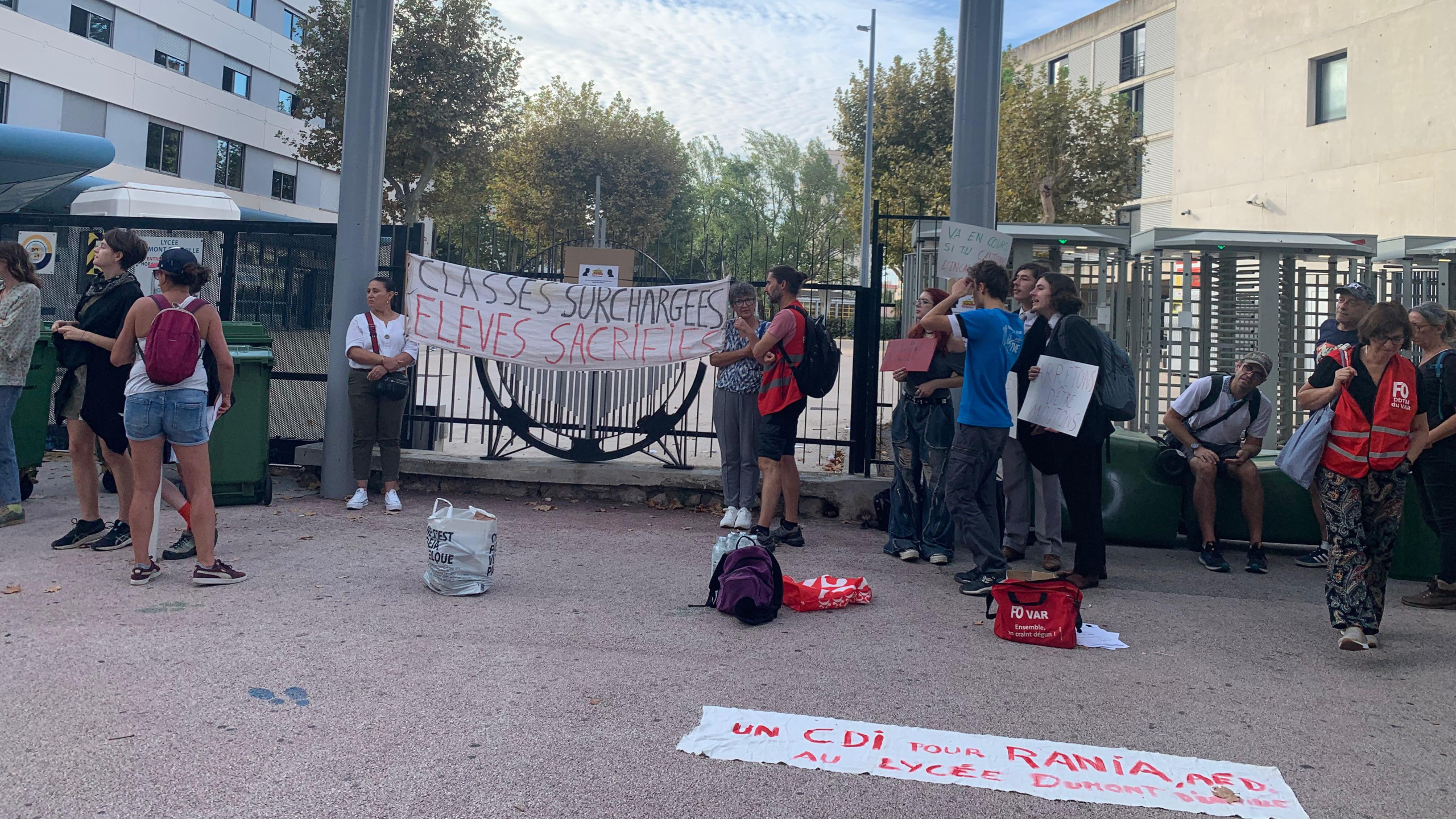© S.F. - Ce 10 septembre 2025, entre 180 et 200 personnes bloquaient l'entrée du lycée Dumont d'Urville, à Toulon.