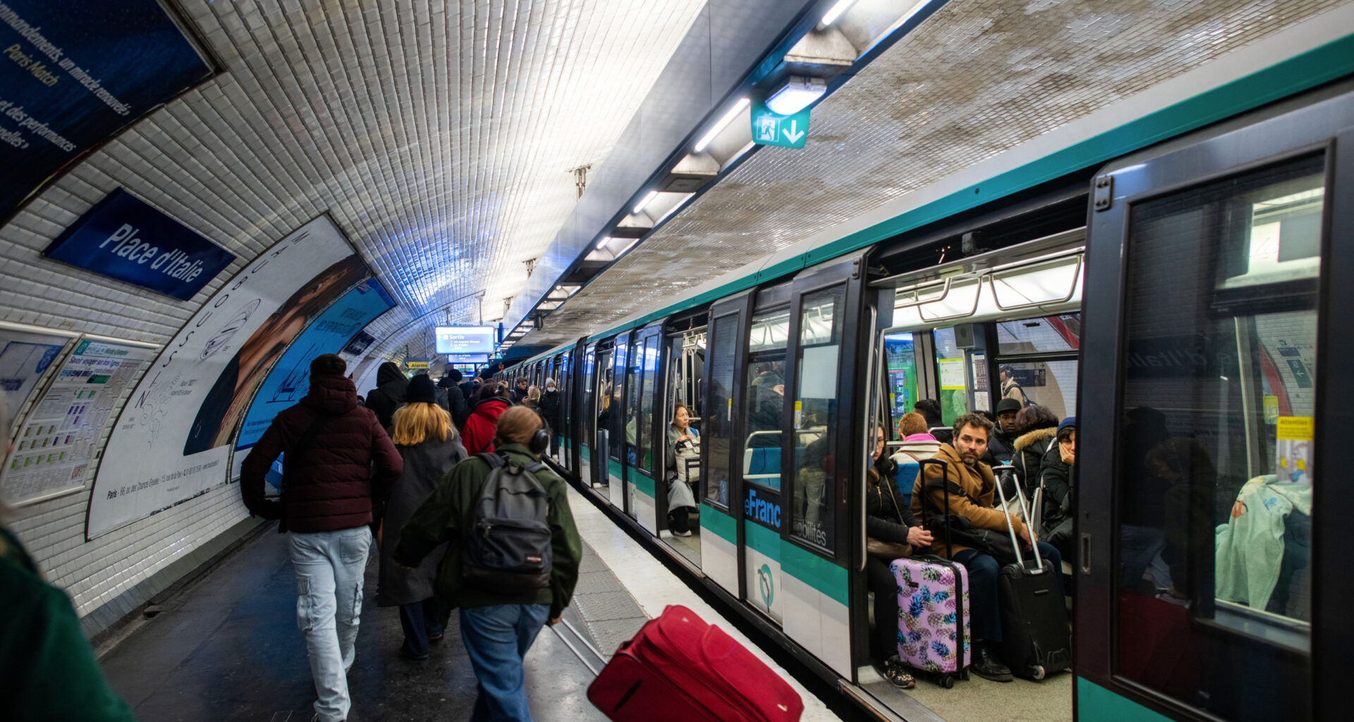 © Shutterstock - RER, métro, bus, gares et aéroports parisiens seront touchés mercredi par la journée “Bloquons tout”. La SNCF et la RATP appellent les usagers à limiter leurs déplacements.