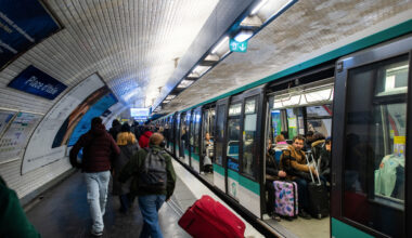 © Shutterstock - RER, métro, bus, gares et aéroports parisiens seront touchés mercredi par la journée “Bloquons tout”. La SNCF et la RATP appellent les usagers à limiter leurs déplacements.