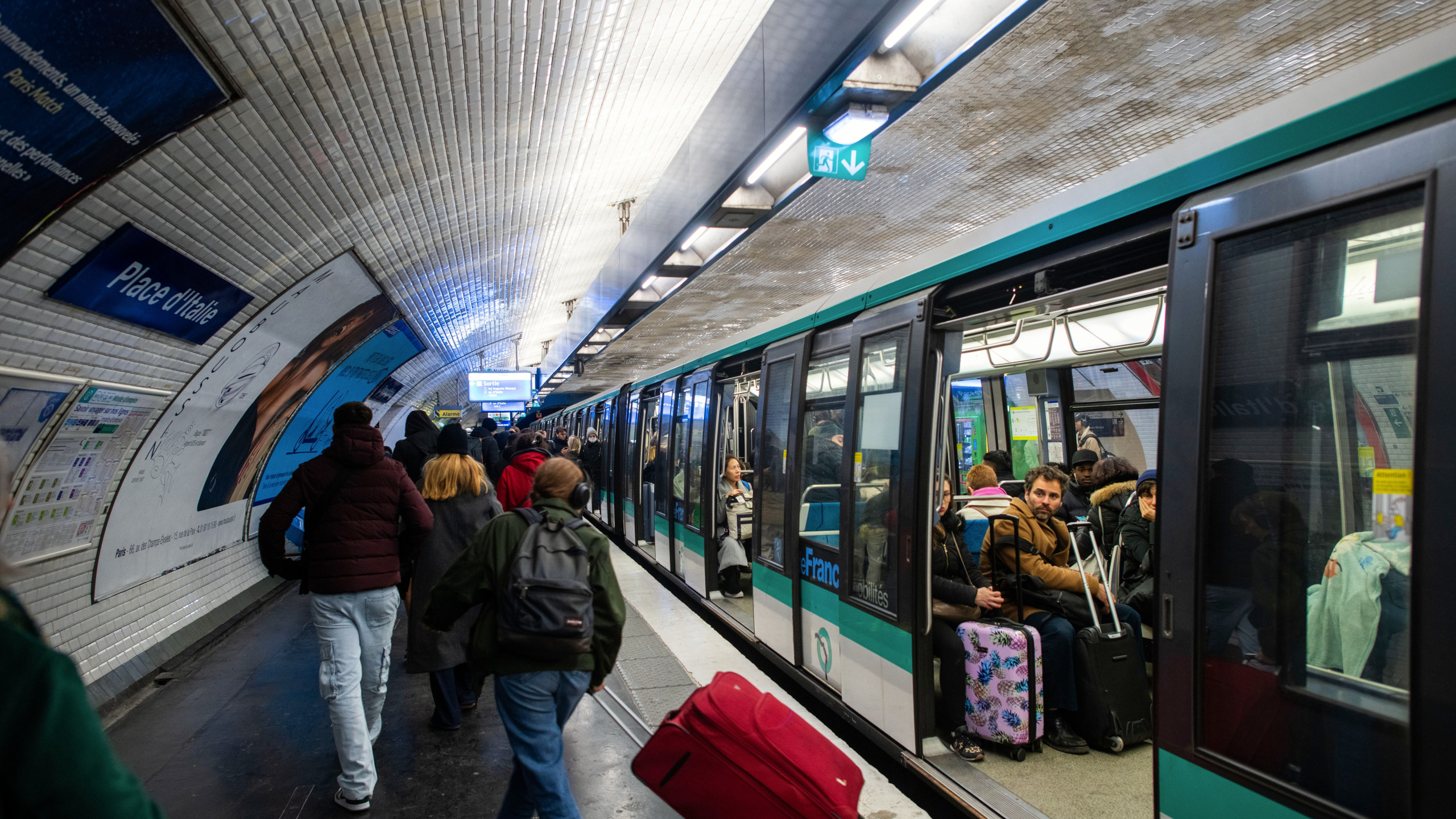 © Shutterstock - RER, métro, bus, gares et aéroports parisiens seront touchés mercredi par la journée “Bloquons tout”. La SNCF et la RATP appellent les usagers à limiter leurs déplacements.