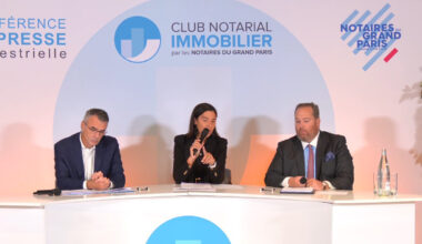 © Notaires du Grand Paris - Au micro, Maître Elodie Fremont, notaire à Paris, présente les chiffres de l'activité immobilière francilienne au 2e trimestre 2025 avec deux confrères.