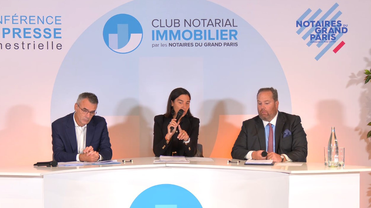 © Notaires du Grand Paris - Au micro, Maître Elodie Fremont, notaire à Paris, présente les chiffres de l'activité immobilière francilienne au 2e trimestre 2025 avec deux confrères.