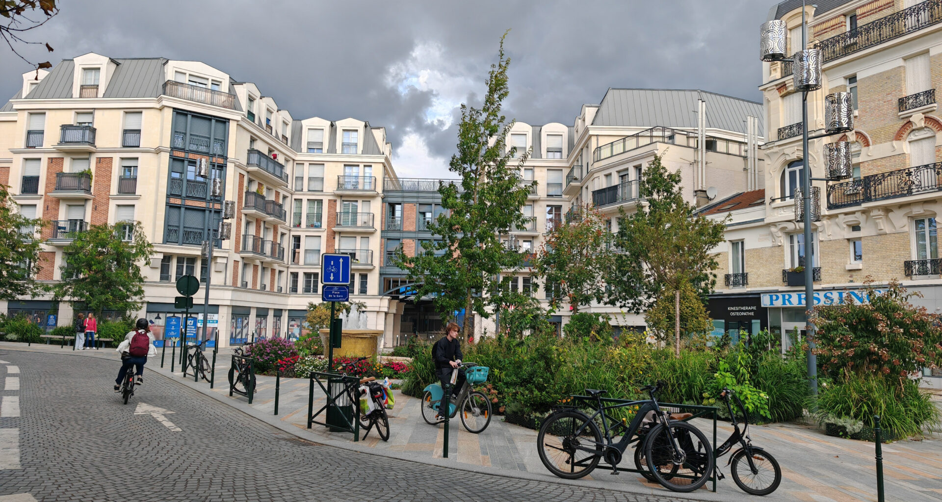 © AP/ Anne Moreaux - Place de la gare de Clamart dans le 92, où une station de la ligne 15 Sud du Grand Paris Express se construit à la jonction de Clamart, Issy-les-Moulineaux, Vanves et Malakoff, reliée à la ligne N.