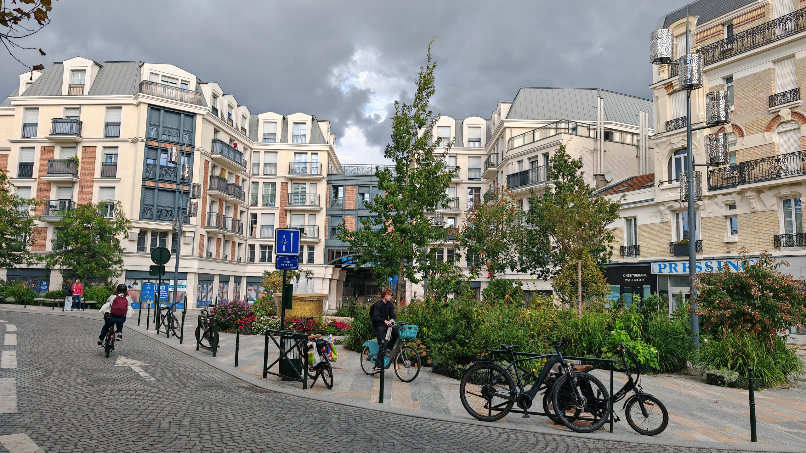 © AP/ Anne Moreaux - Place de la gare de Clamart dans le 92, où une station de la ligne 15 Sud du Grand Paris Express se construit à la jonction de Clamart, Issy-les-Moulineaux, Vanves et Malakoff, reliée à la ligne N.