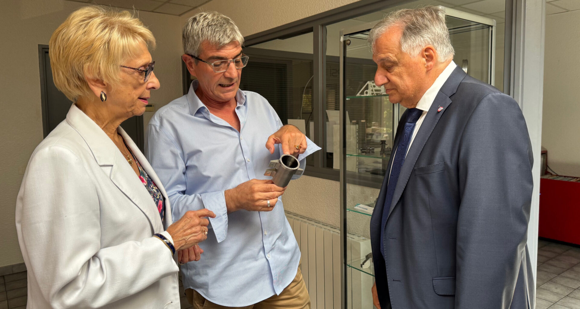 Denis Meynard - Jacques Patras, dirigeant de Précision Stéphanoise Industrie,  présente un support de télescope en titane conçu pour Safran.