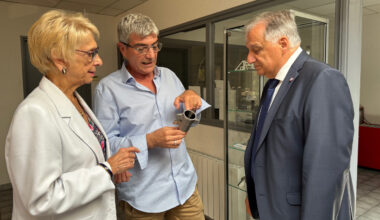 Denis Meynard - Jacques Patras, dirigeant de Précision Stéphanoise Industrie,  présente un support de télescope en titane conçu pour Safran.