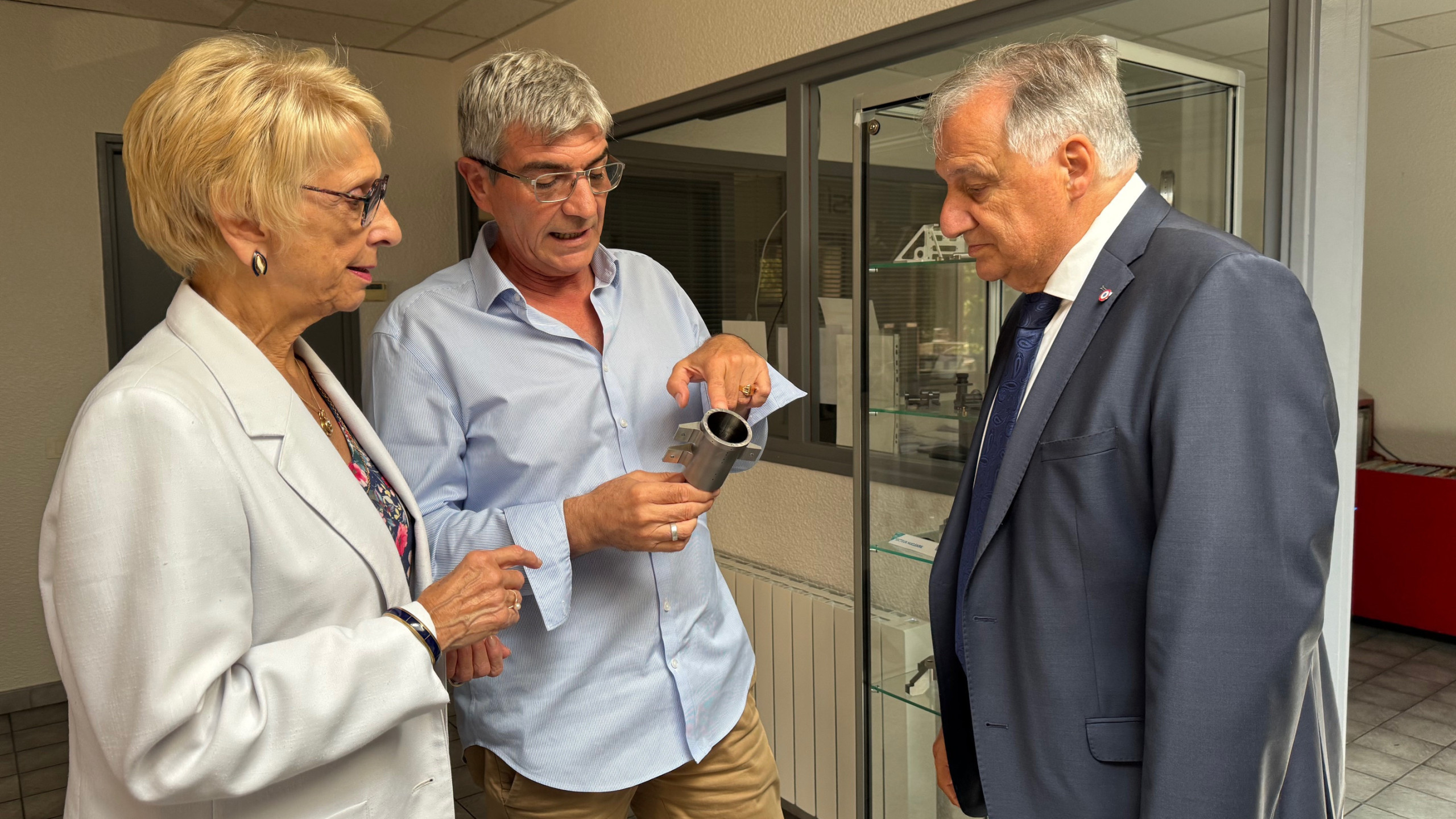 Denis Meynard - Jacques Patras, dirigeant de Précision Stéphanoise Industrie,  présente un support de télescope en titane conçu pour Safran.