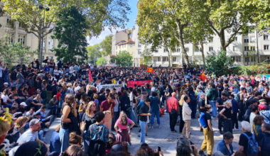© Dorian Molinier - Un rassemblement s'est formé à midi place Guichard dans le 3e arrondissement de Lyon ce mercredi 10 septembre 2025.