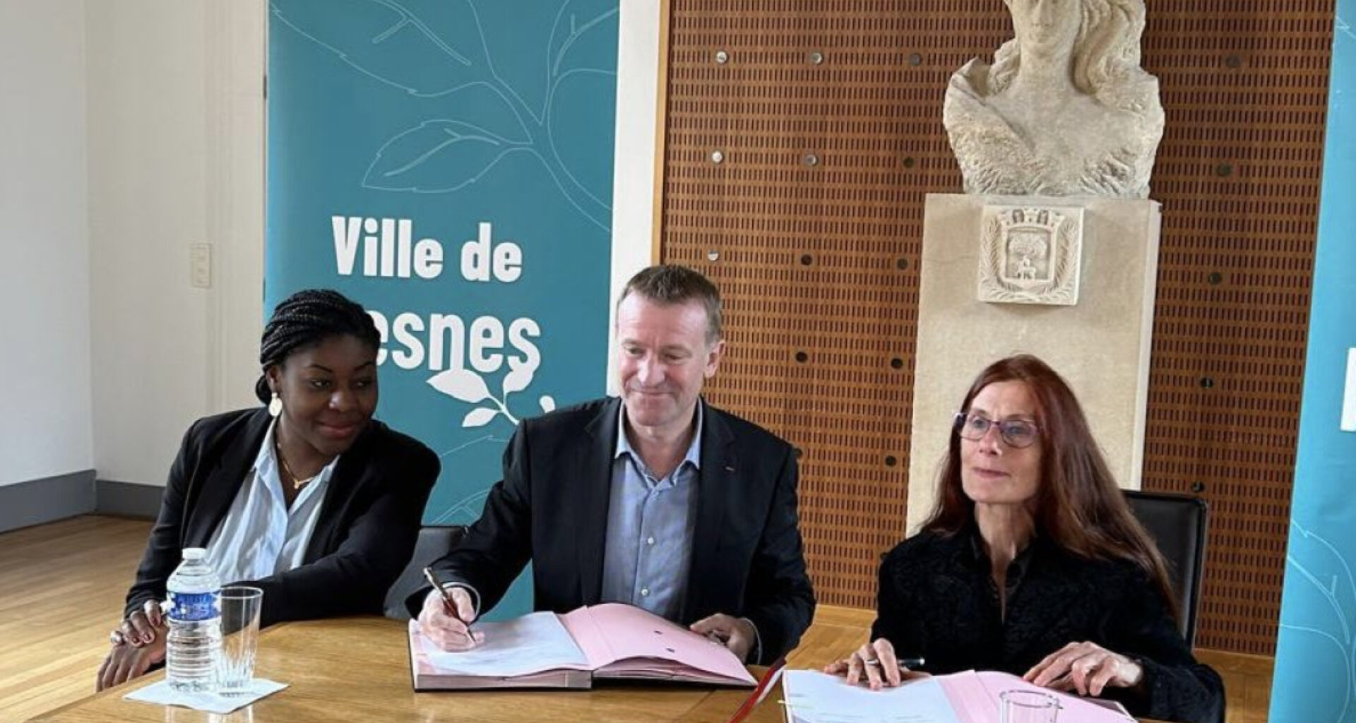 © DR - La signature du Contrat d’aménagement régional de la ville de Fresnes a été signé par Jean-Philippe Dugoin-Clément avec Marie Chavanon et Jessie Claude.