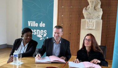 © DR - La signature du Contrat d’aménagement régional de la ville de Fresnes a été signé par Jean-Philippe Dugoin-Clément avec Marie Chavanon et Jessie Claude.
