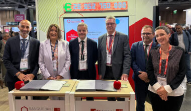 ©ENGIE Solutions - La signature du partenariat conclu entre ENGIE Solutions et CDC Habitat Île-de-France pour la décarbonation du patrimoine, au Congrès Hlm 2025 à Paris.