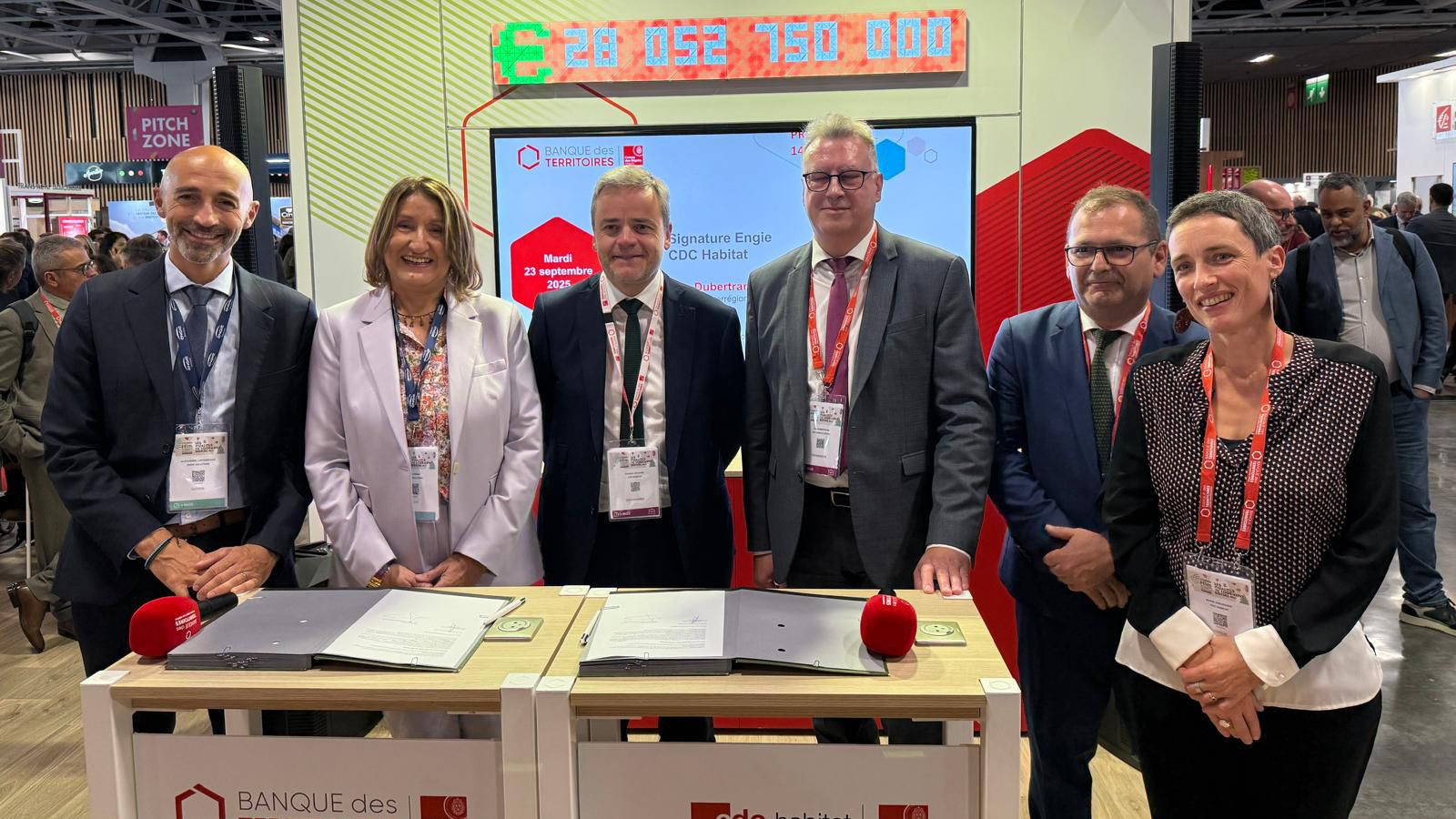 ©ENGIE Solutions - La signature du partenariat conclu entre ENGIE Solutions et CDC Habitat Île-de-France pour la décarbonation du patrimoine, au Congrès Hlm 2025 à Paris.