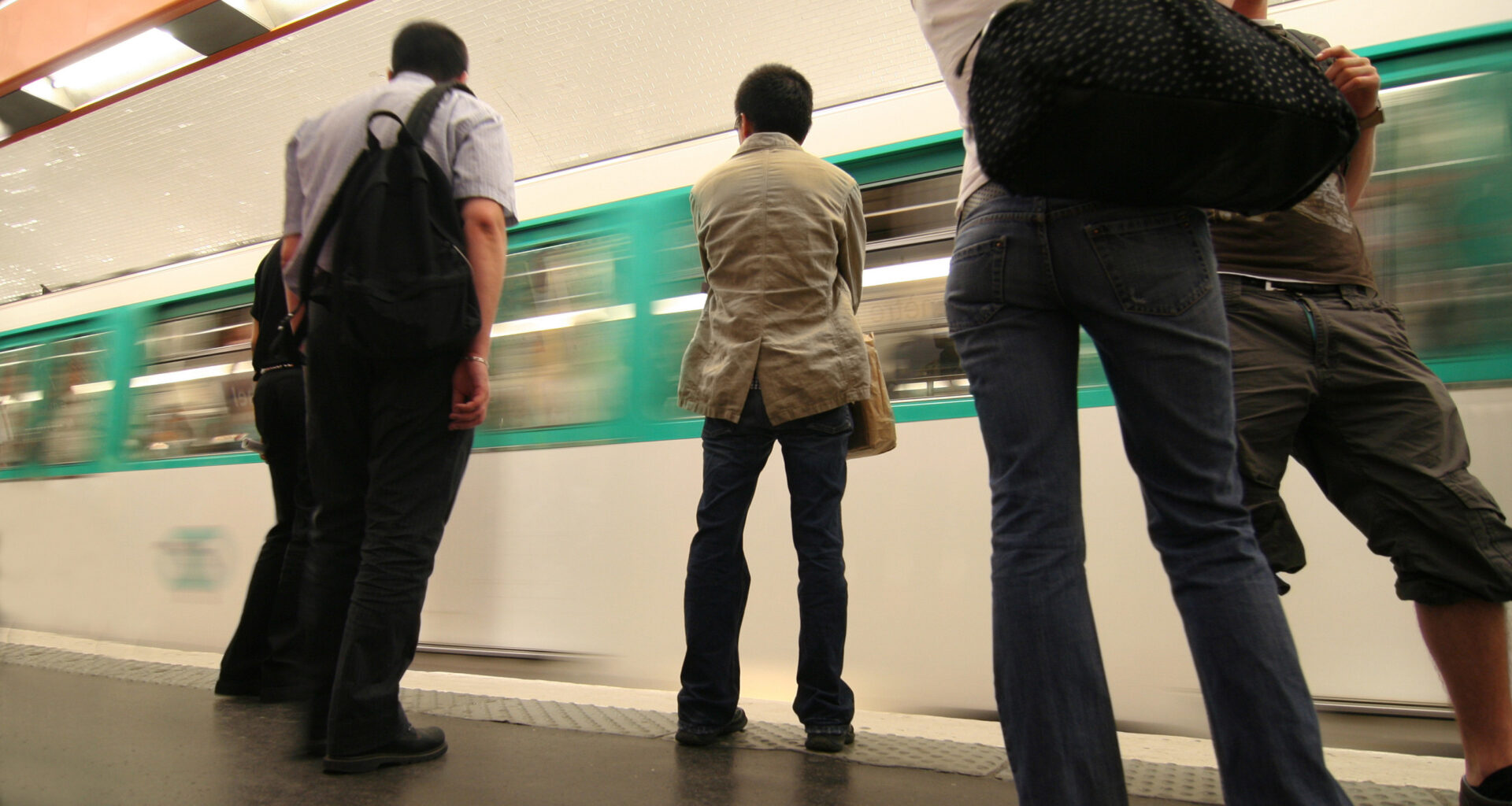 © Shutterstock - Entre fermetures de stations de métro, interruptions de RER et des travaux sur certaines lignes Transilien, les voyageurs franciliens devront composer avec les travaux.