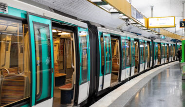 © Shutterstock - Le dispositif “Témoins de Ligne” fête ses 25 ans. Devenu un outil clé de dialogue entre usagers et opérateurs, il s’étend à de nouvelles lignes et réseaux.