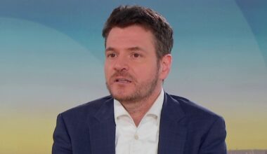 "François Bayrou fait une erreur politique majeure", estime Benjamin Morel, politologue