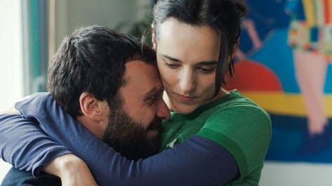 Jehnny Beth, ici comédienne avec Thibaut Evrard dans le film   de Lola Doillon, livre des prestations scéniques spectaculaires.  Photo Memento Distribution