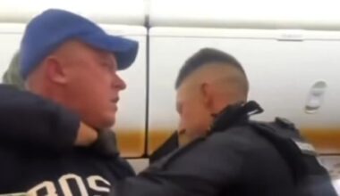 Toulouse: La vidéo choc de passagers alcoolisés qui se révoltent contre des gendarmes venus rétablir l'ordre à bord d'un vol Ryanair où des bagarres ont éclaté - Regardez