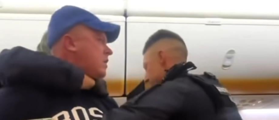 Toulouse: La vidéo choc de passagers alcoolisés qui se révoltent contre des gendarmes venus rétablir l'ordre à bord d'un vol Ryanair où des bagarres ont éclaté - Regardez
