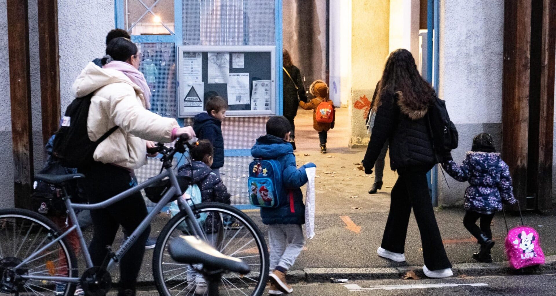 Parents amenant leurs enfants à l'école Nicolas Chorier le jour de la rentrée. © Agathe Brechemier - Place Gre'net