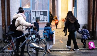 Parents amenant leurs enfants à l'école Nicolas Chorier le jour de la rentrée. © Agathe Brechemier - Place Gre'net