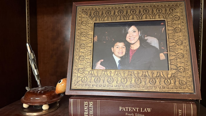 Une photo de famille dans le bureau de la juge Esther Salas. 