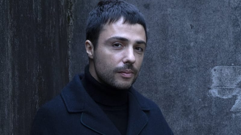 À 19h30, Julien Perez lira des extraits de son premier roman "Hommages" (éditions POL), salué comme un tour de force par la critique.