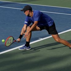 Le Polonais Kamil Majchrzak renvoie une balle à Karen Khachanov lors de leur match du deuxième tour du simple messieurs, le cinquième jour de l'US Open 2025, au USTA Billie Jean King National Tennis Center, le 28 août 2025