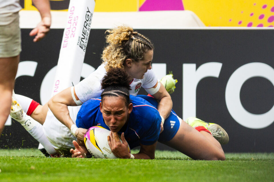 L'essai de l'ailière Kelly Arbey à la 52e n'a pas suffi à empêcher la domination des Anglaises en 2e période.