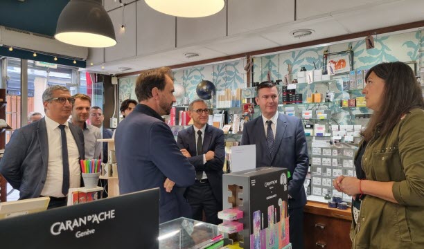 Kelly Ingargiola, gérante de la boutique Perrayon 1884 et présidente des commerçants de la rue Victor-Hugo a reçu, jeudi 11 septembre, la visite des autorités pour un « débriefing ».  Photo Christelle Lalanne