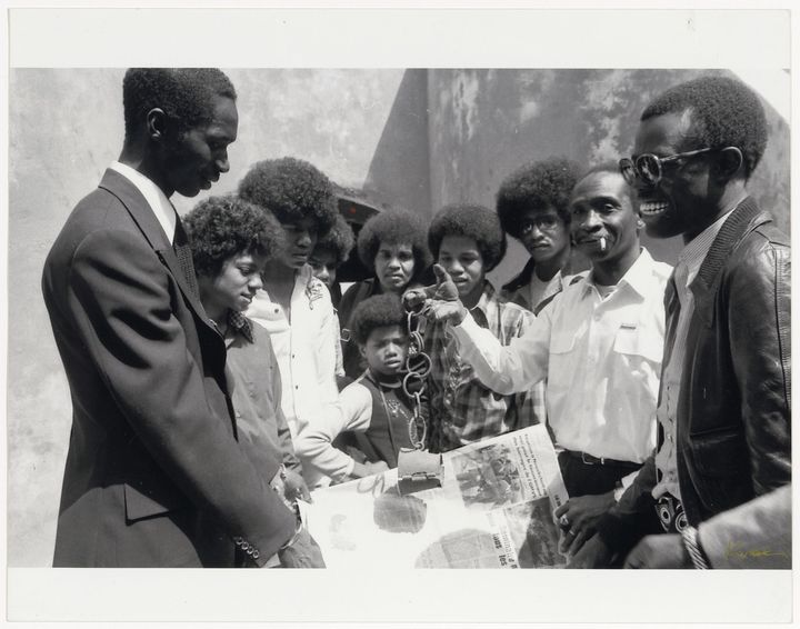 Les Jackson Five (Michael en second en partant de la gauche), au musée de l'esclavage sur l'île de Gorée (Sénégal), en 1974. (KWAME BRATHWAITE)