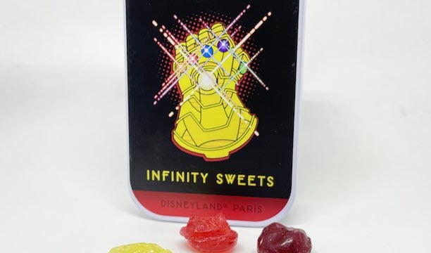 La boîte de confiserie réservée aux clients de l'hôtel New York - The Art of Marvel est composée de six bonbons de couleur représentant les « pierres de l’infinité » appelées « gemmes du pouvoir » ou « gemmes de l’âme », artéfacts présents dans l’univers Marvel. Photo CDHV