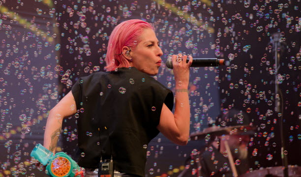 La chanteuse de Superbus, Jennifer Ayache.   Photo Jacky Toinon