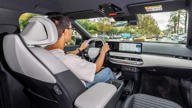 La direction de la Kia EV4 est précise et consistante, mais manque un peu de ressenti.