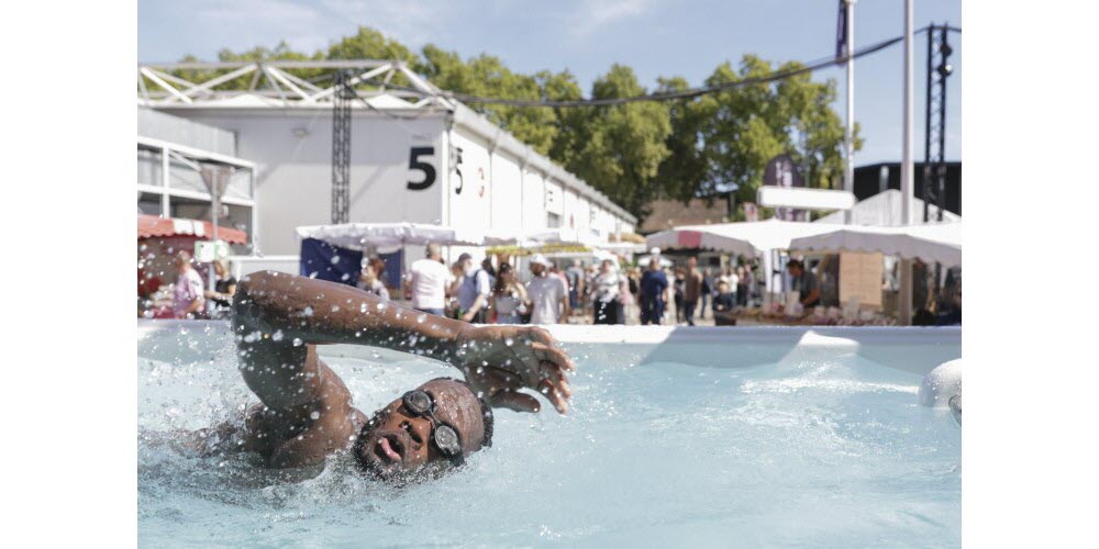 La foire reste le rendez-vous des bonnes affaires et des... démonstrations. Comme ici, avec un nageur dans un spa [avenue Herrenschmidt]. Photo Thomas Toussaint