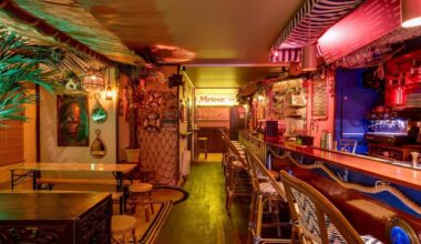 un bar convivial à la déco insolite