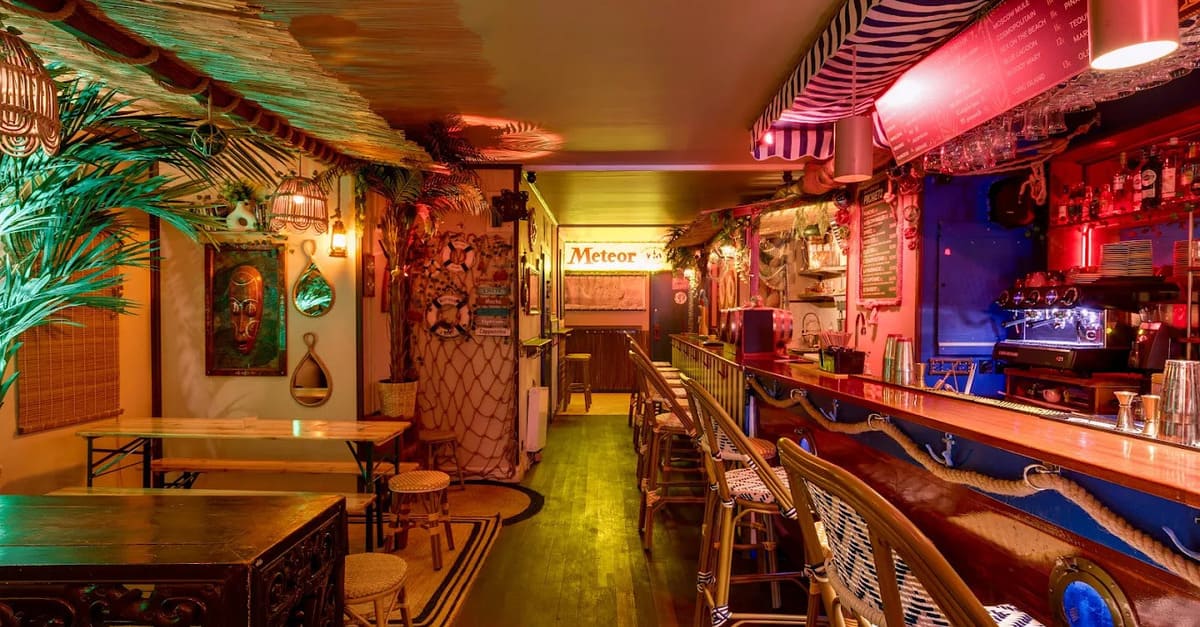 un bar convivial à la déco insolite