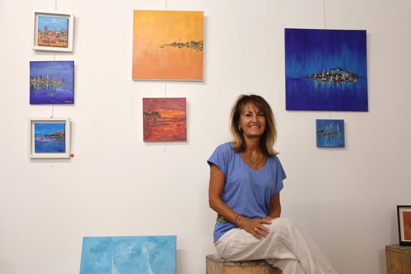 L'artiste travaille essentiellement l'huile et l'acrylique au couteau.
