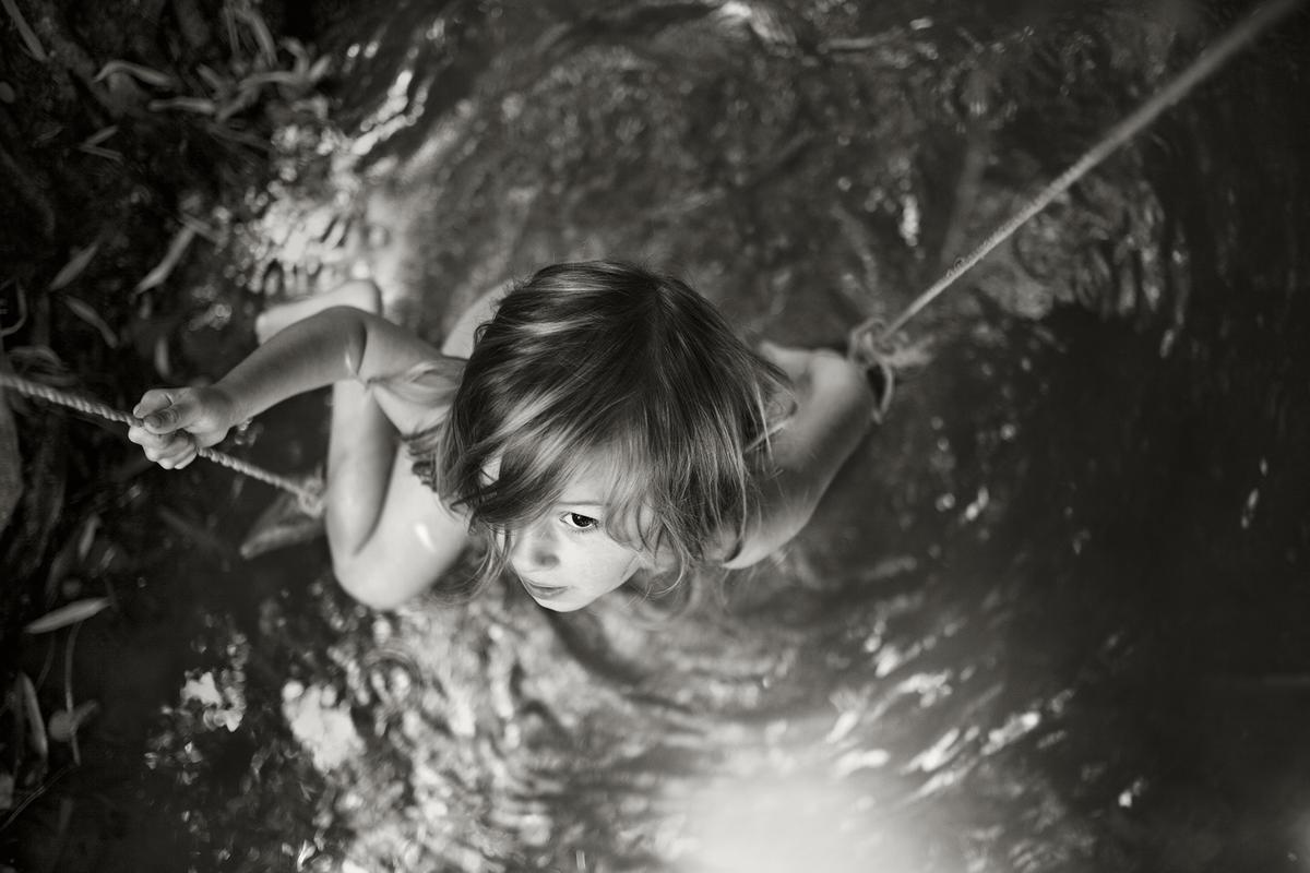 Les photos d’Alain Laboile raconte le quotidien d’une famille qui grandit loin des contraintes sociales normatives.