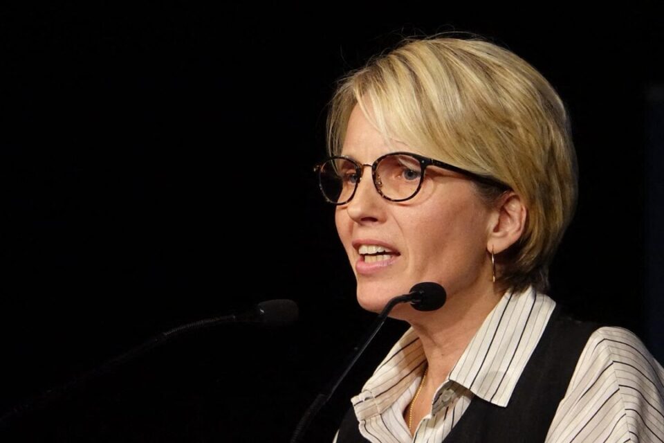 Laure Cedat, la maman d'Iris, tuée dans un accident en 2022, prend la parole au meeting de Jean-Michel Aulas.