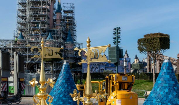 Le château, qui n'avait pas été rénové depuis l'ouveture du parc en 1992, avait perdu de sa superbe. Photo Disneyland Paris