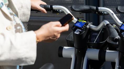 Le déverrouillage se fait en scannant le QR du vélo en bout de rangée.  Photo Roméo Boetzlé