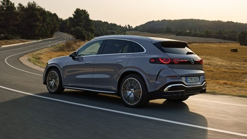 Le GLC 400 4Matic, seule motorisation proposée au lancement, dispose de deux moteurs électriques développant 490 ch en puissance combinée (4,3 s de 0 à 100 km/h).