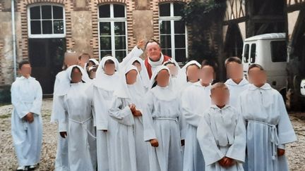 Le père Eugène Plater à Saint-Valérien dans l'Yonne, dans les années 1990. En juillet 2025, ce prêtre de 90 ans est visé par 13 dossiers déposés par des victimes présumées d'actes pédophiles. (RENAUD CANDELIER / ICI AUXERRE / RADIO FRANCE)